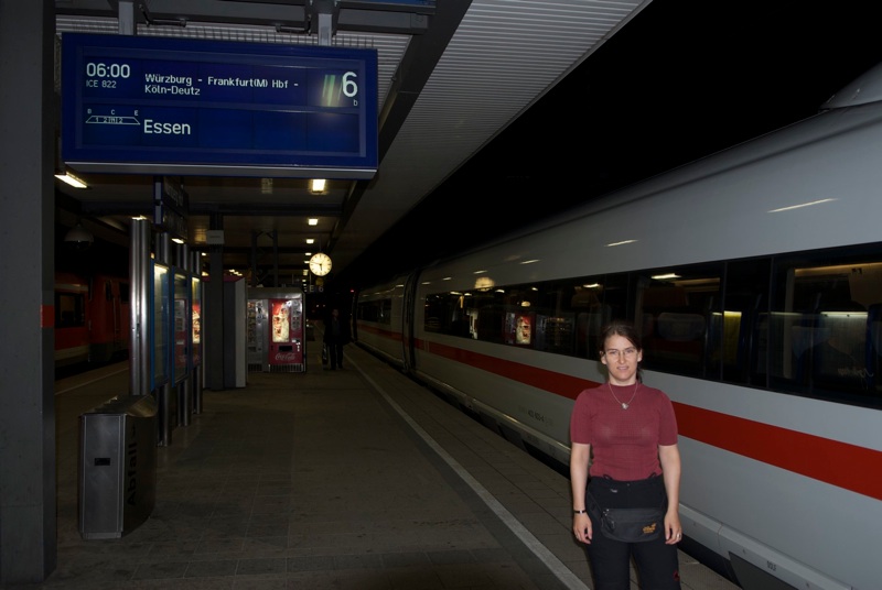 Mia vor der Abfahrt unseres Zuges am Nürnberger Hauptbahnhof