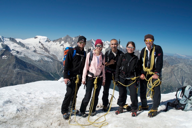 Mia und ihre Seilschaft auf dem Gipfel des Weissmies (4.023 m)