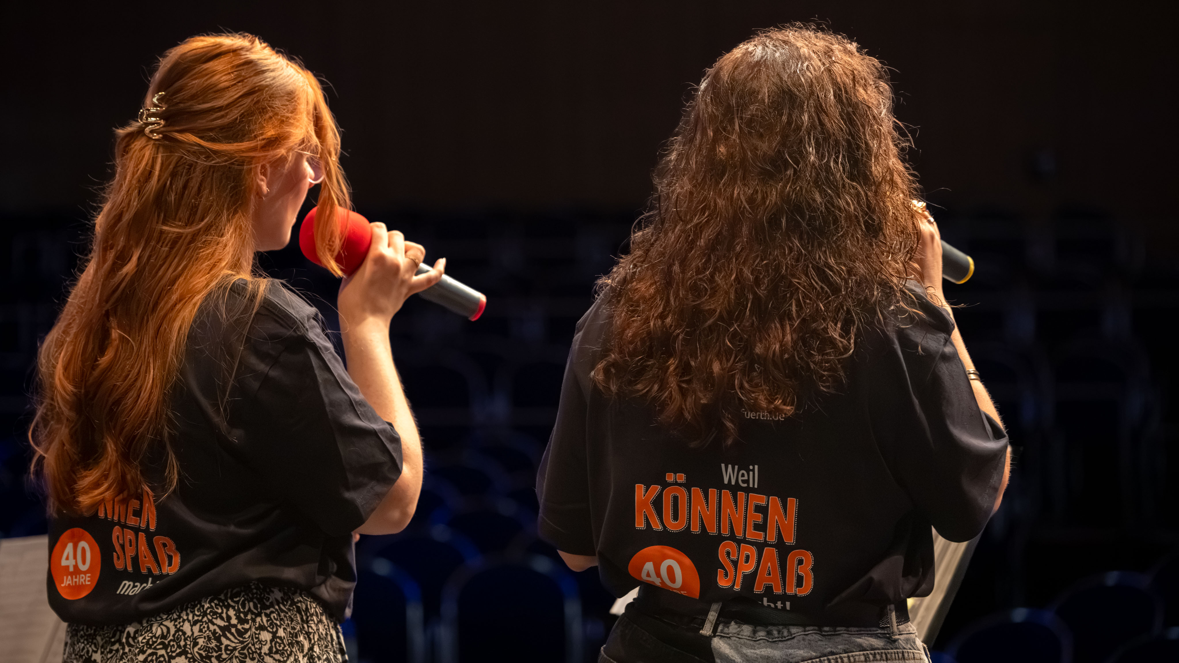 die beiden Sängerinnen von Vollgas auf der Bühne von hinten