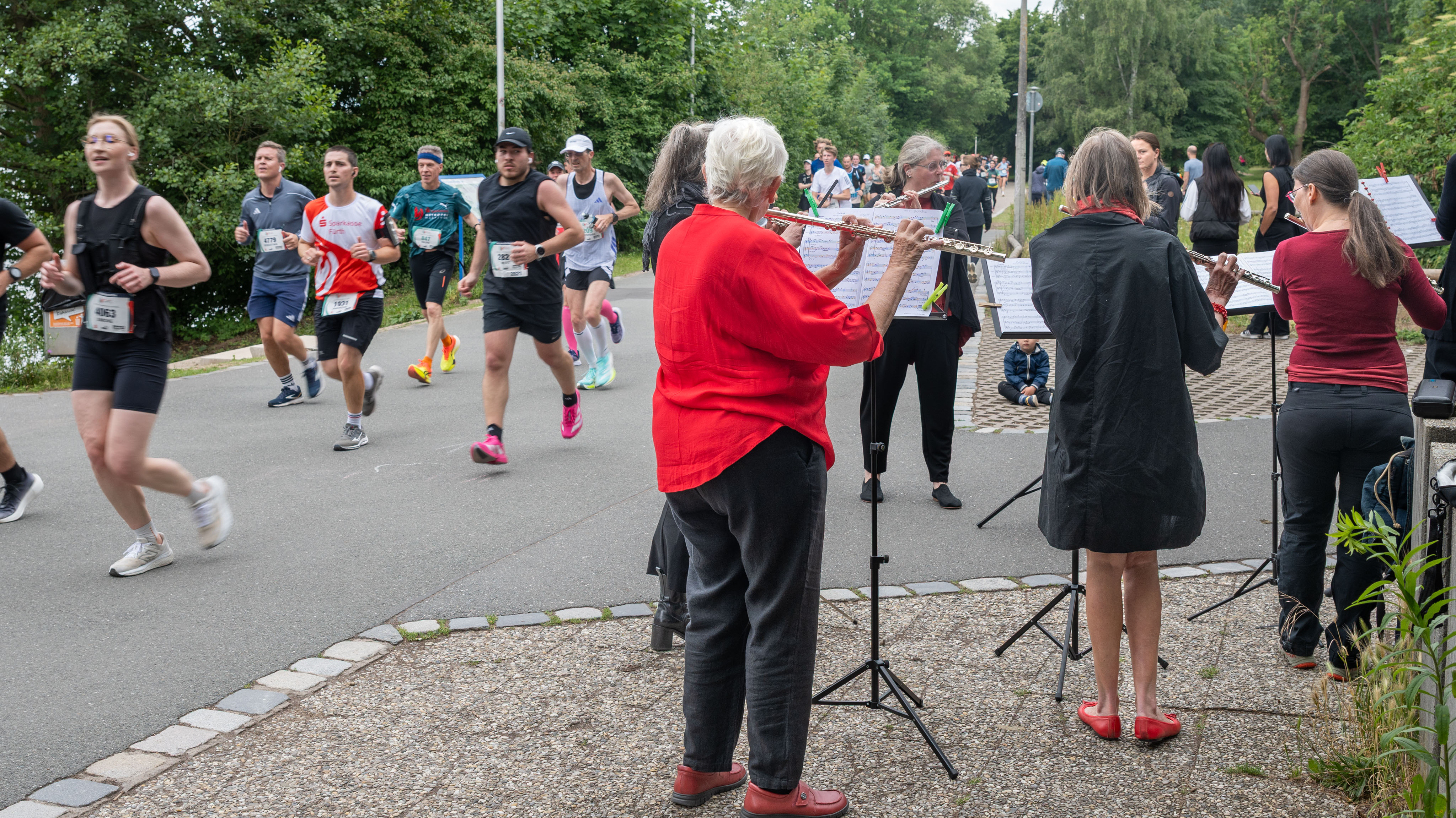 das Ensemble Querplay mit Maria am Metropolmarathon