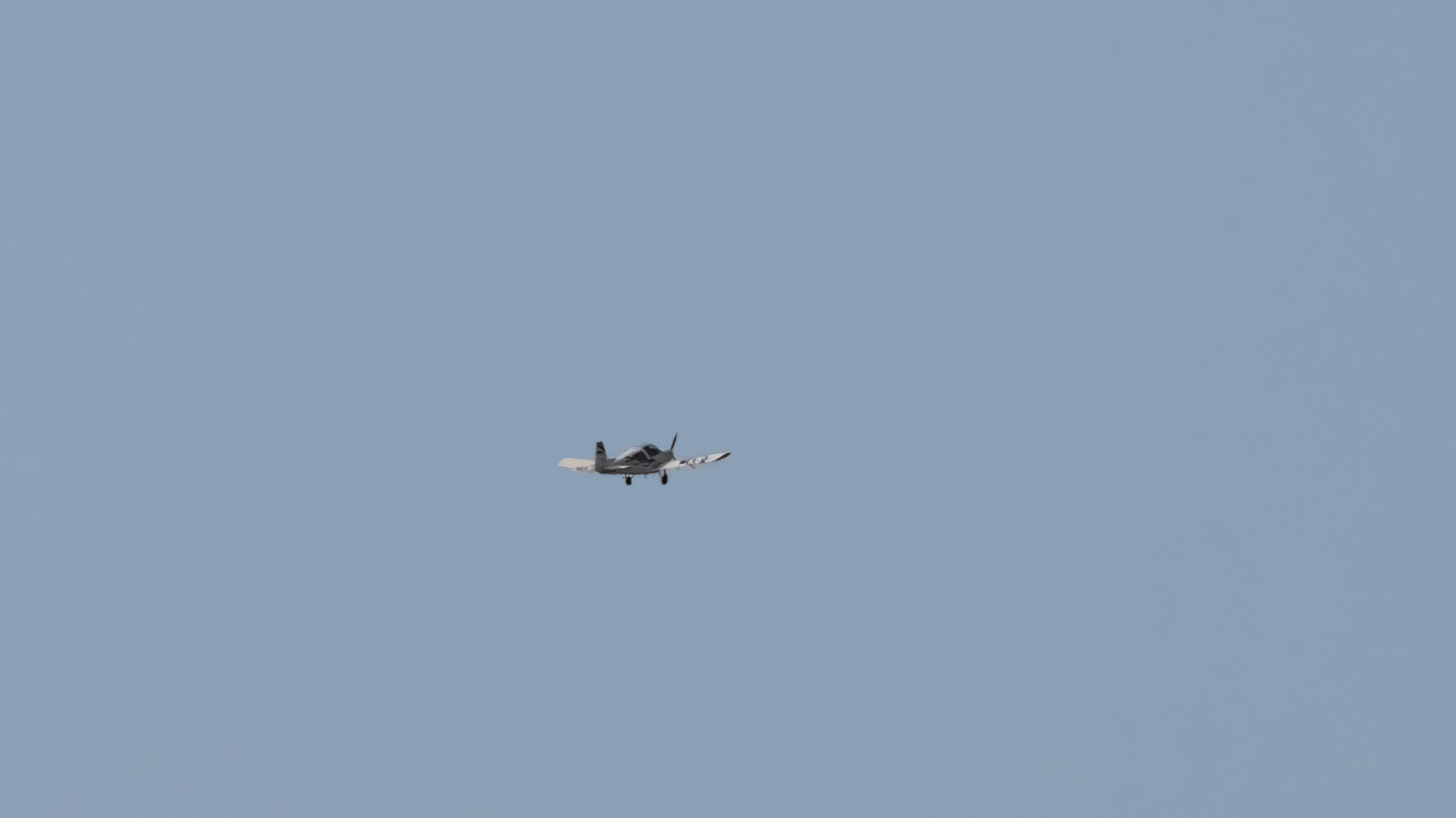 unser Flugzeug kurz nach dem Start am Himmel Richtung Erlangen