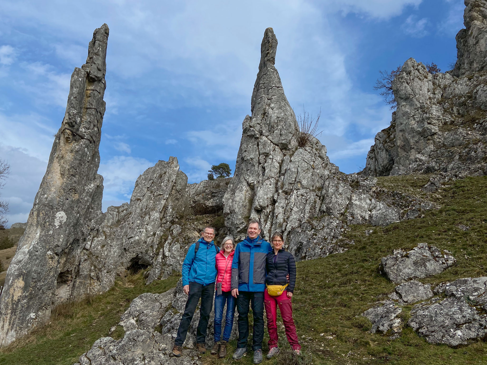 Hermann, Jutta, Thomas und Maria an den "Steinernen Jungfrauen" an der Brenz im Eselsburger Tal