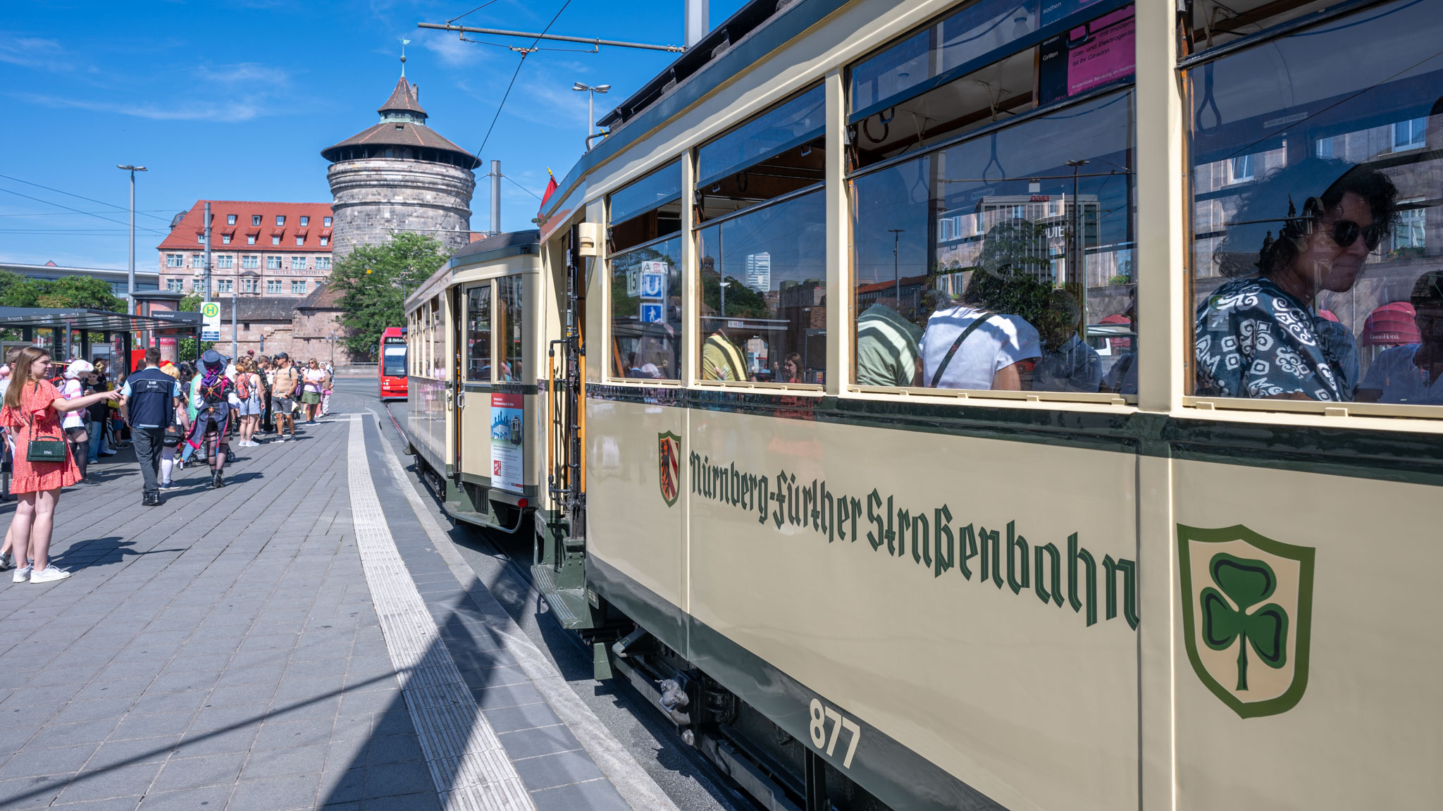 historische Nürnberg-Fürther Straßenbahn von 1935 am Nürnberger Hauptbahnhof vor dem Frauentorturm