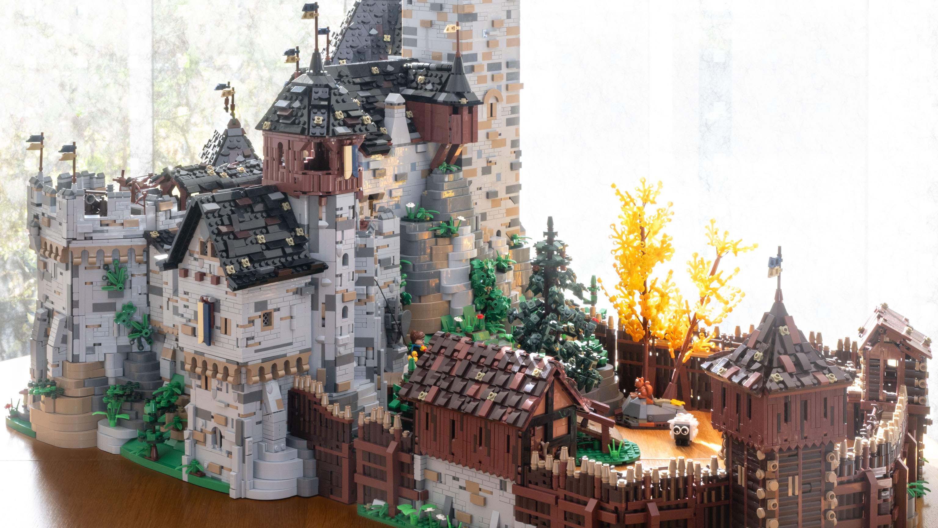 Burg Blaustein mit dem neuen Torhaus; im Wirtschaftshof grast ein Funwhole-Schaf