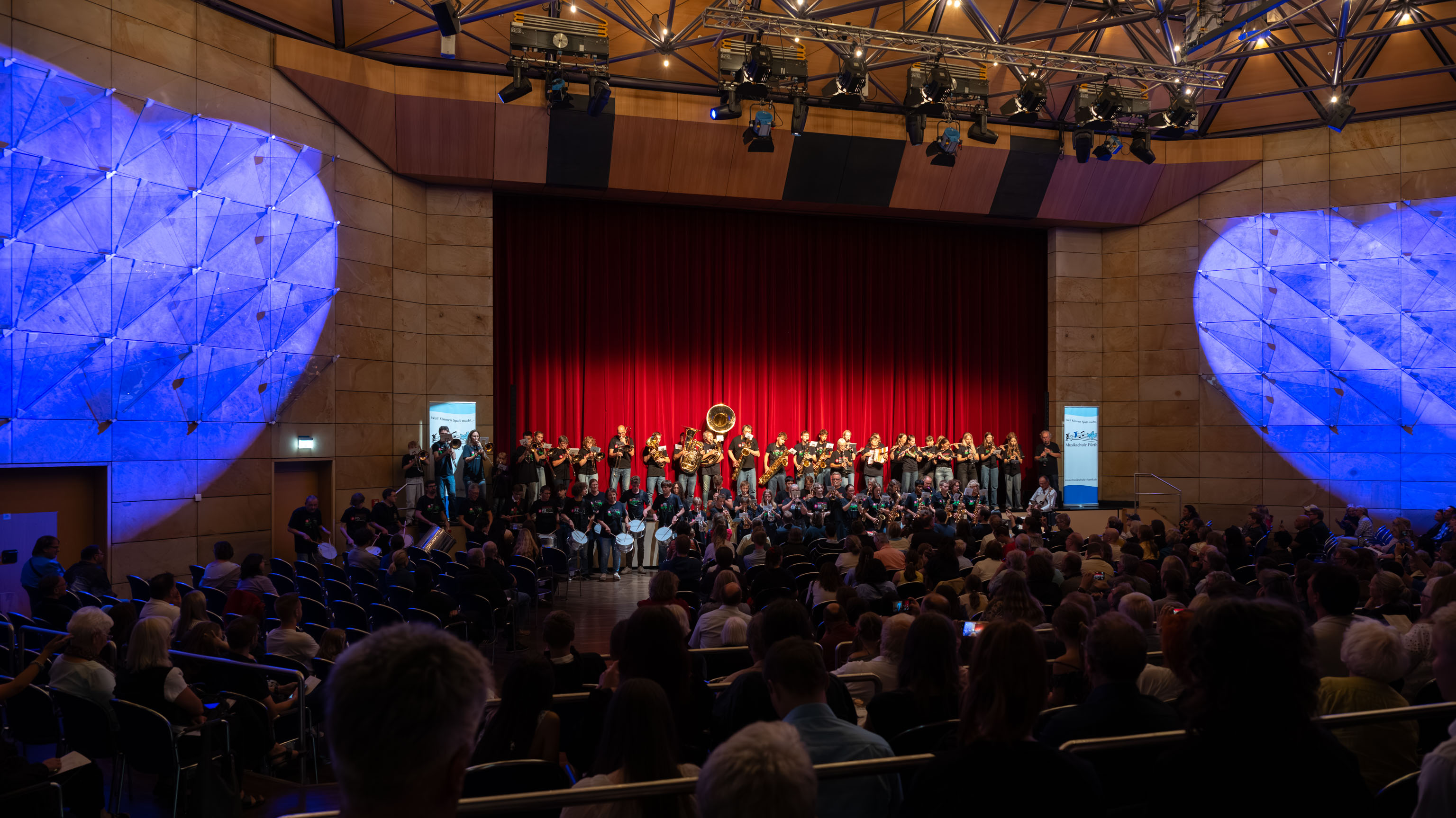 Das Garching Band Projekt mit Maria während ihres Auftritts in der Fürther Stadthalle