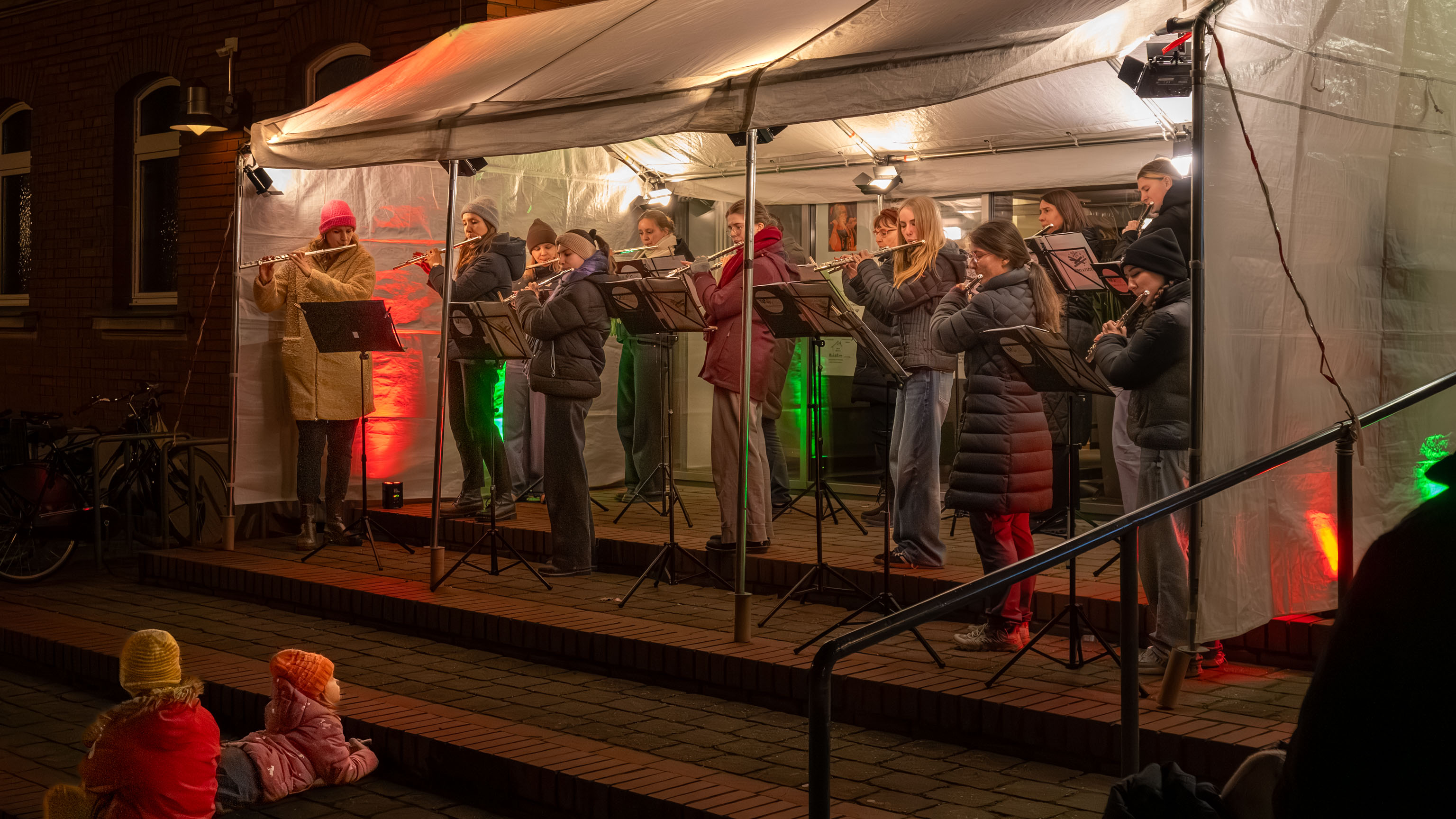 Maria mit Zimt und Flöte am 22. Dezember beim klingenden Adventskalender vor der Musikschule im Fürther Südstadtpark