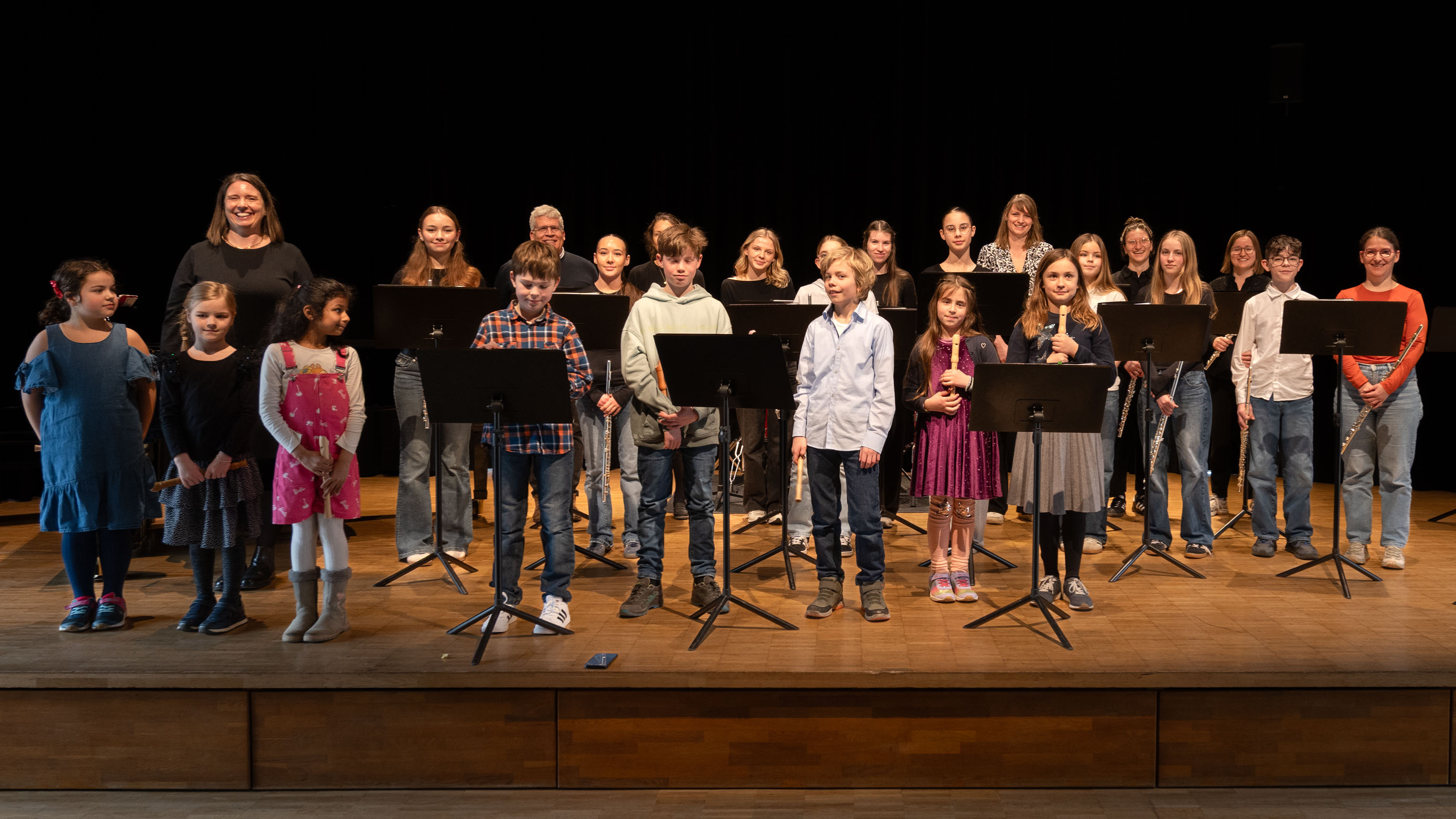 alle Teilnehmer*innen des Klassenvorspiels gemeinsam auf der Bühne des Konzertsaals der Musikschule Fürth