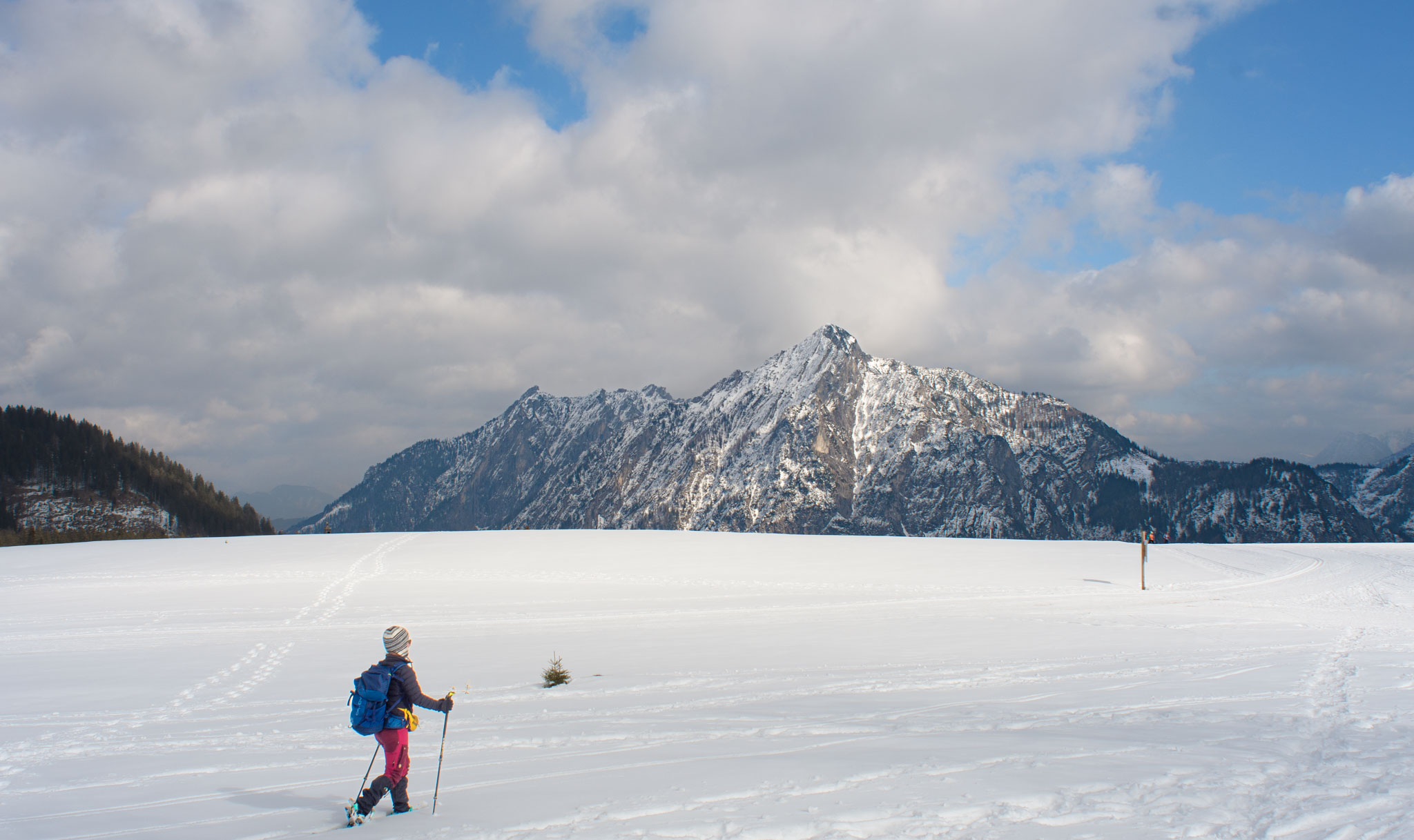 Maria beim Schneeschuhwanderung auf der Postalm, dem größten Almgebiet Österreichs