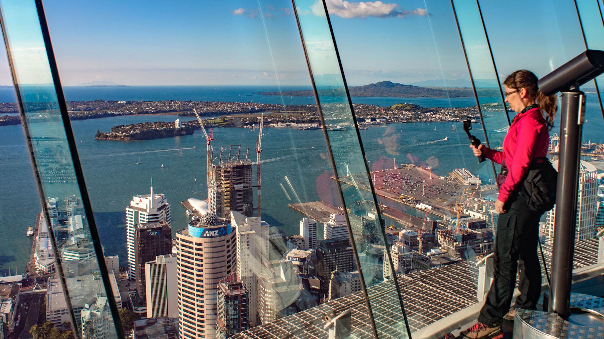 Mia filmt vom Sky Tower in Auckland über Auckland und den Naturhafen