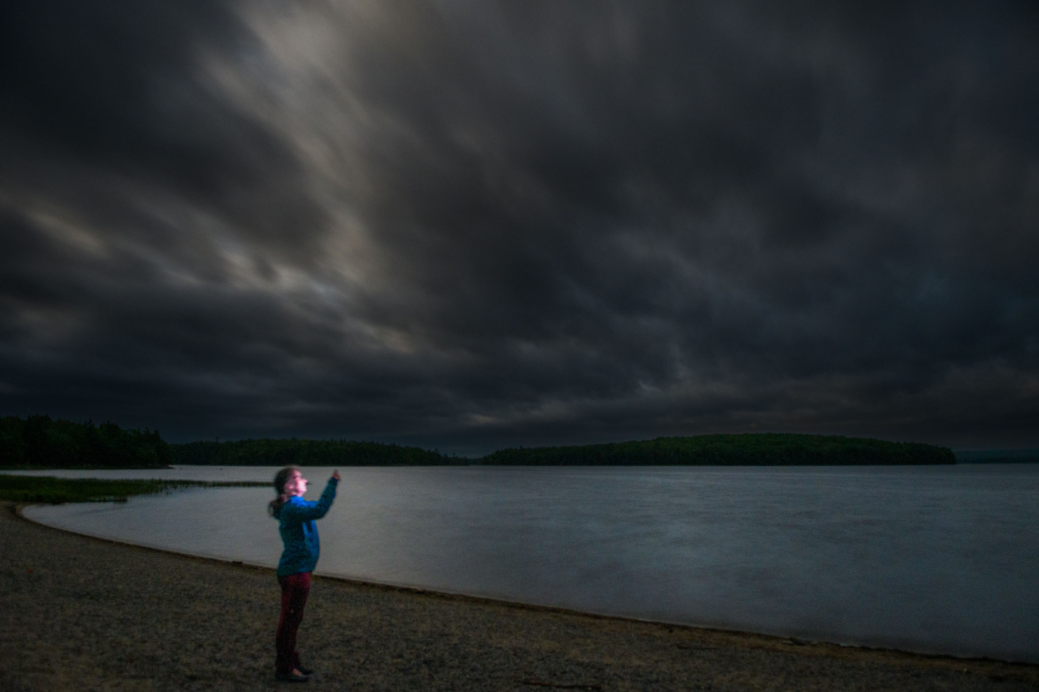 Maria bei der Sternenbeobachtung bei bewölktem Himmel am Kejimkujik Lake