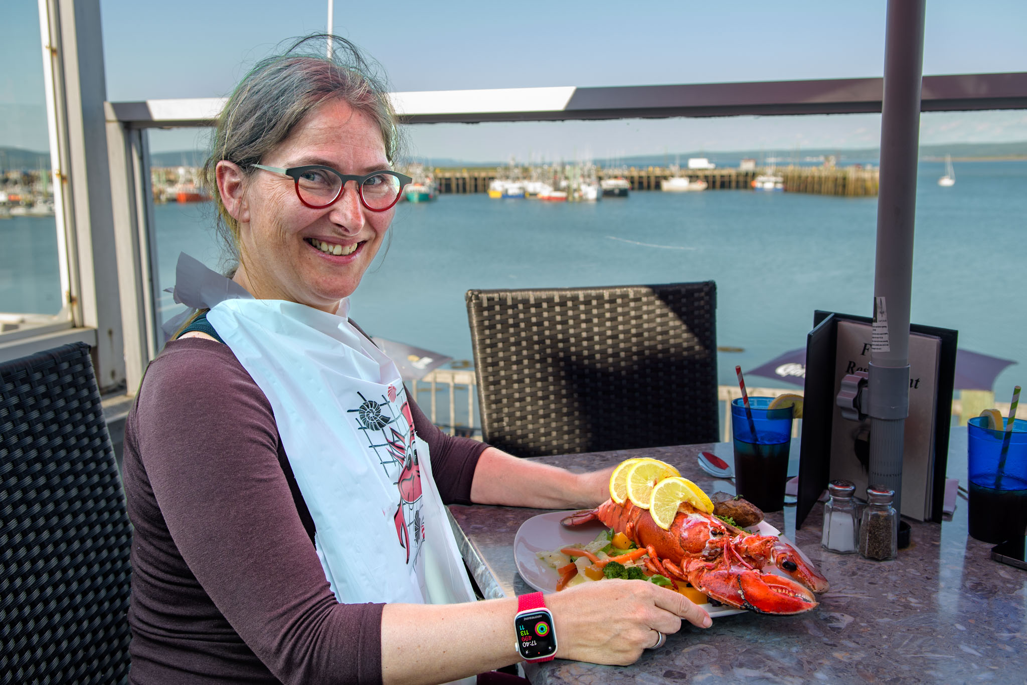 Mia mit Lobster in Digby – mit Blick über das Meer