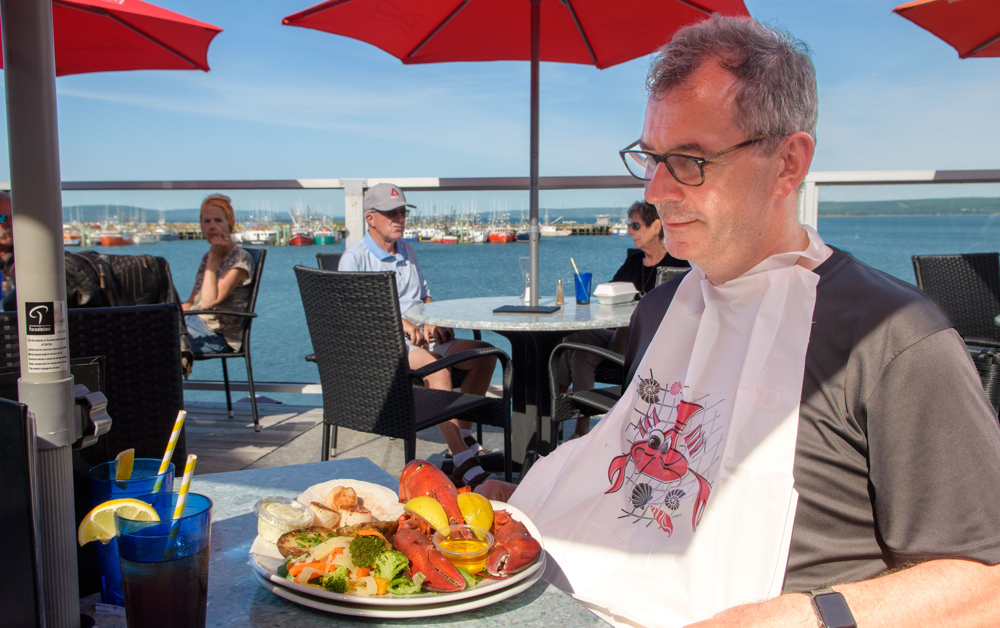 Thomas mit Lobster in Digby – mit Blick über das Meer