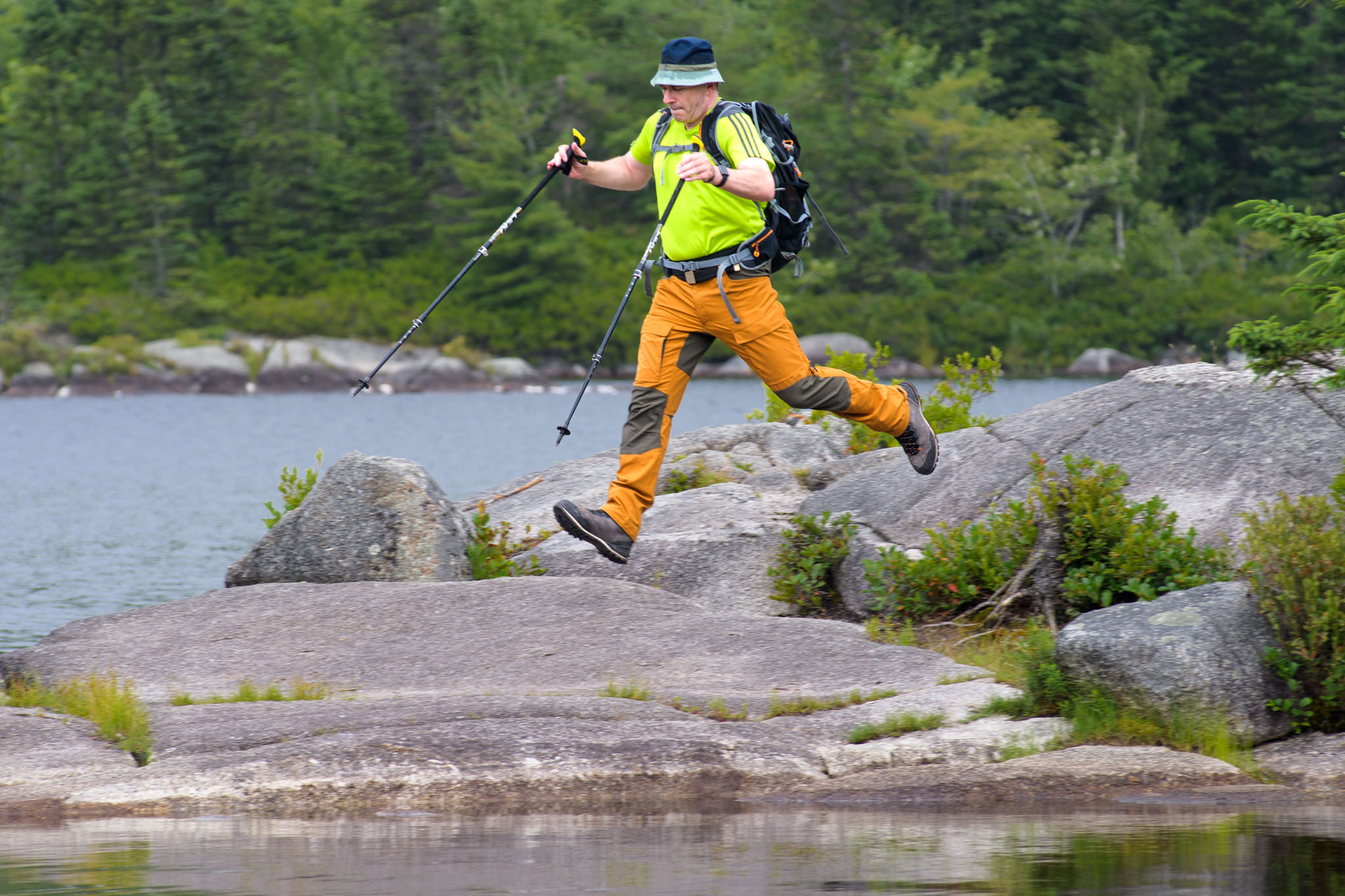 Thomas bei Sprung von Fels zu Fels auf Hiking Trail in der Blue Mountain-Birch Cove Lakes Wilderness Area nordwestlich von Halifax