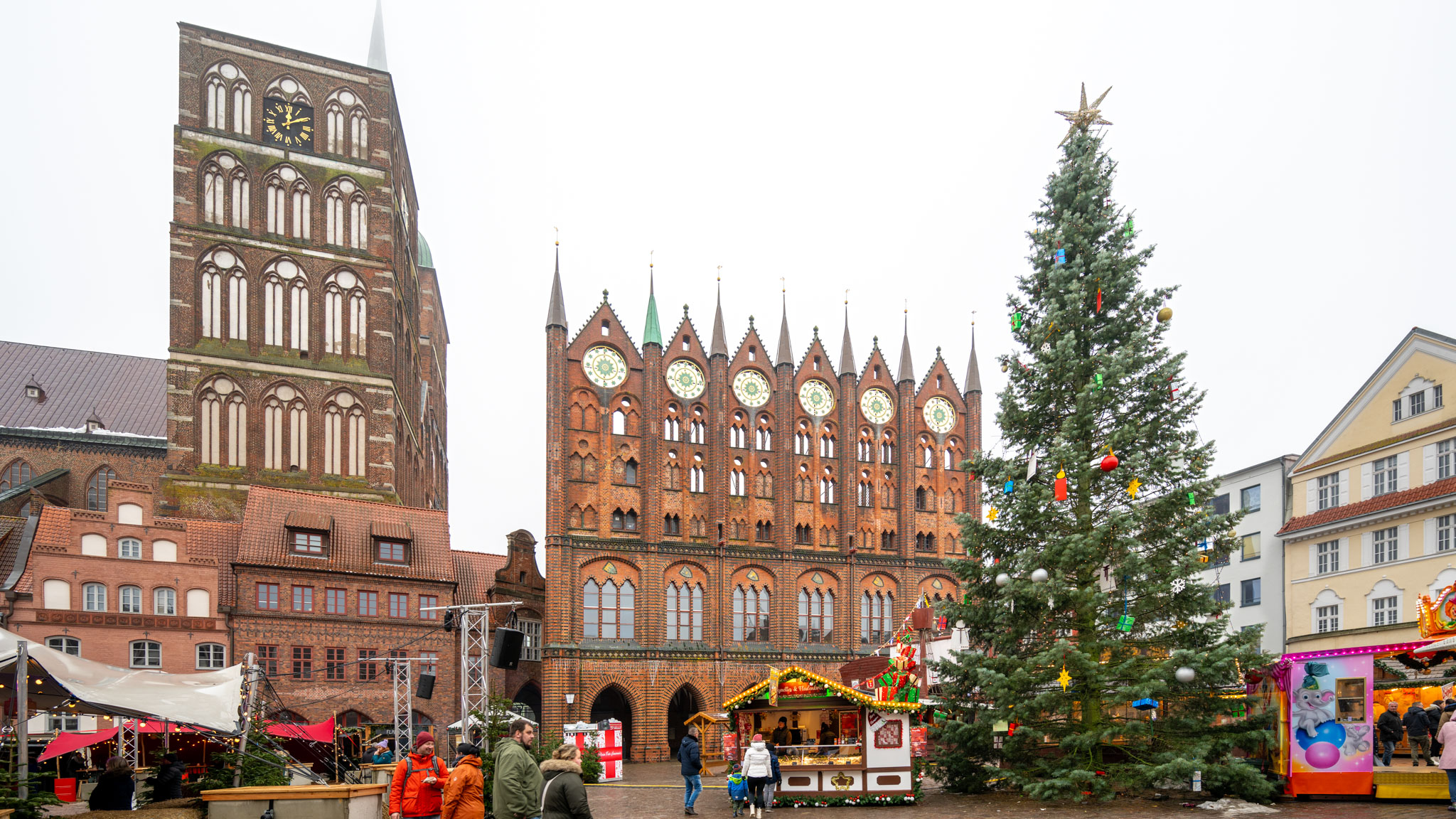 Weihnachtsmarkt am Alten Markt vor dem Rathaus der Hansestadt Stralsund