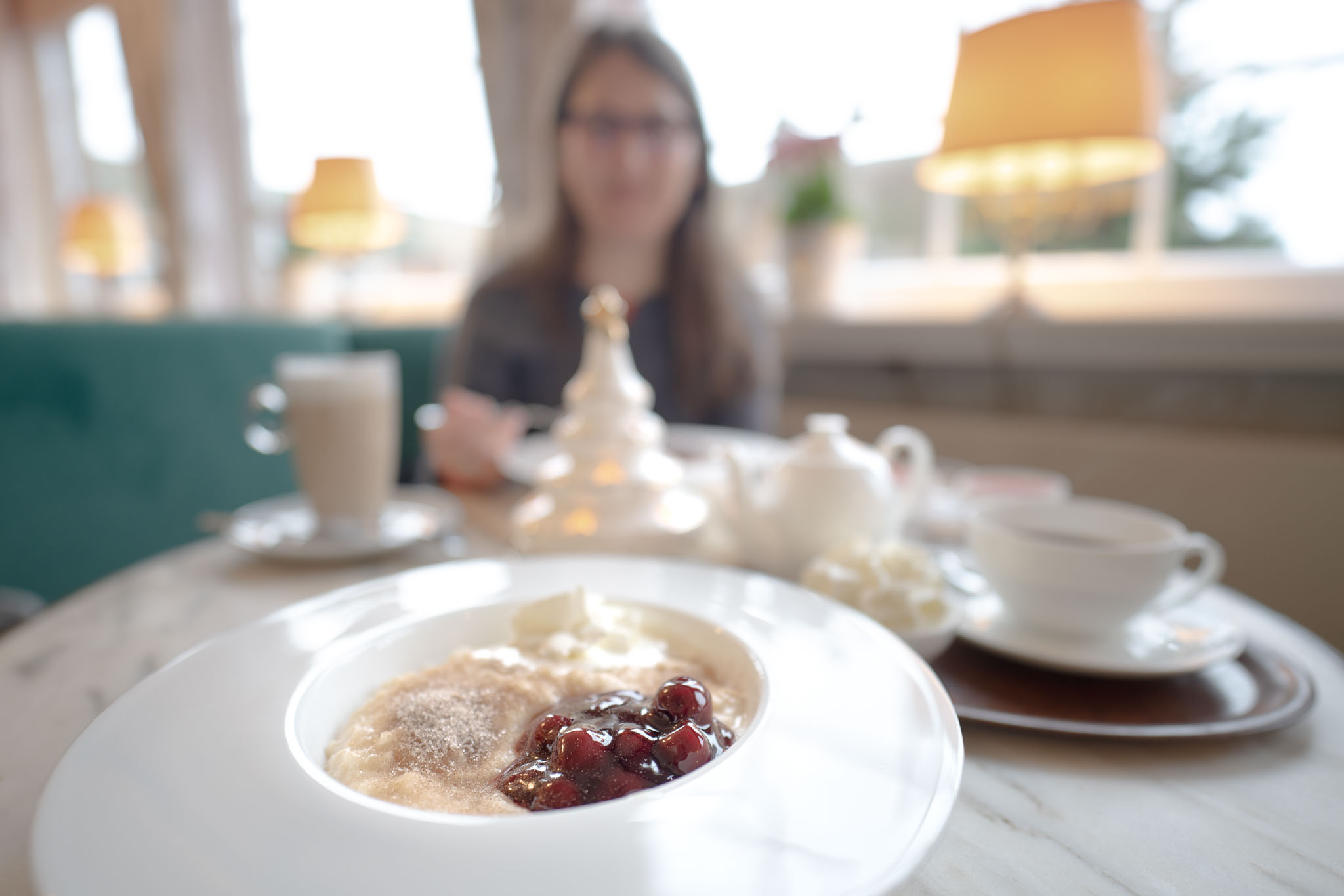 Milchreis und heiße Schokolade vor Maria im Café Schult in Norddorf