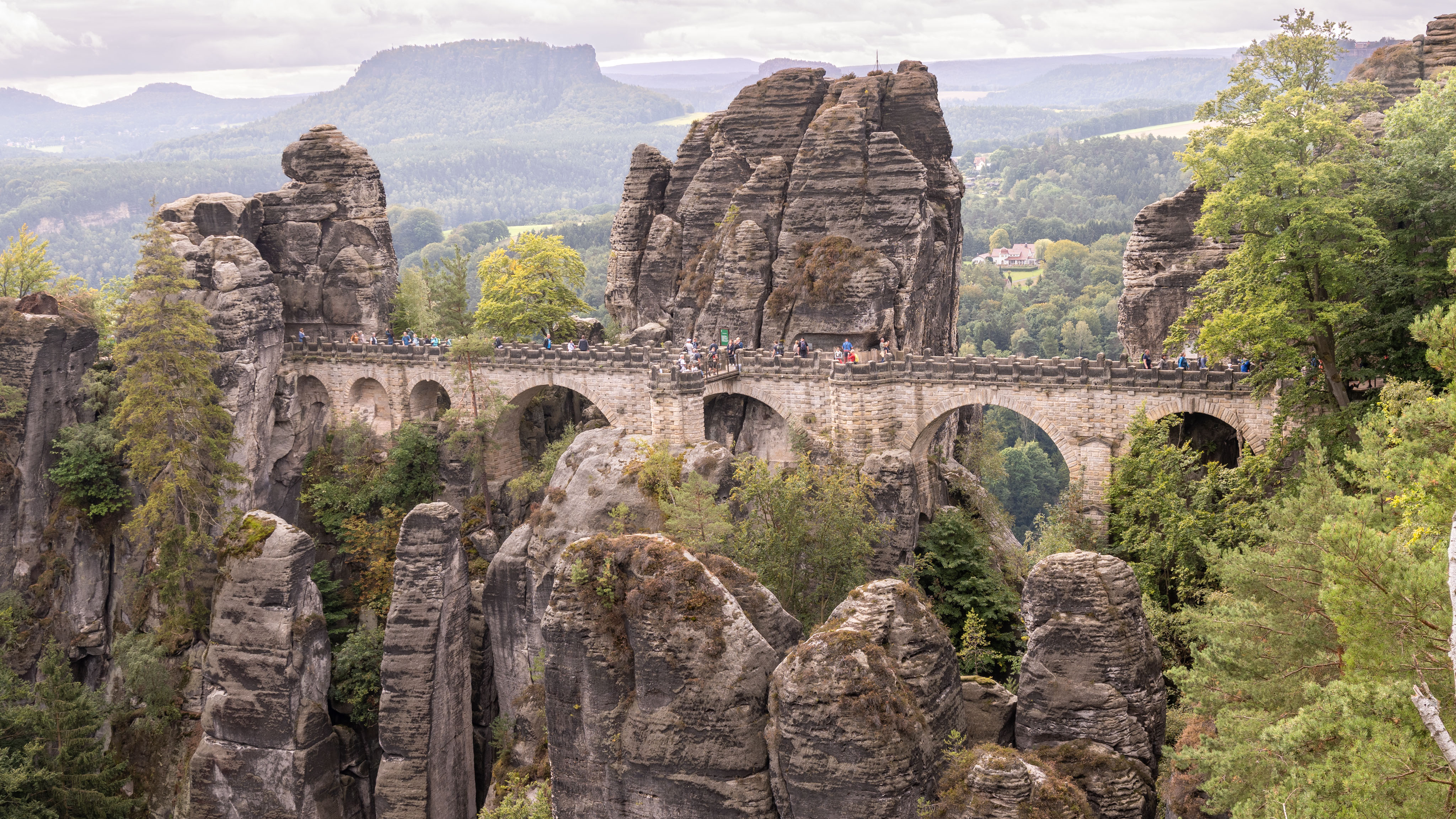 wir beide vor der Bastei