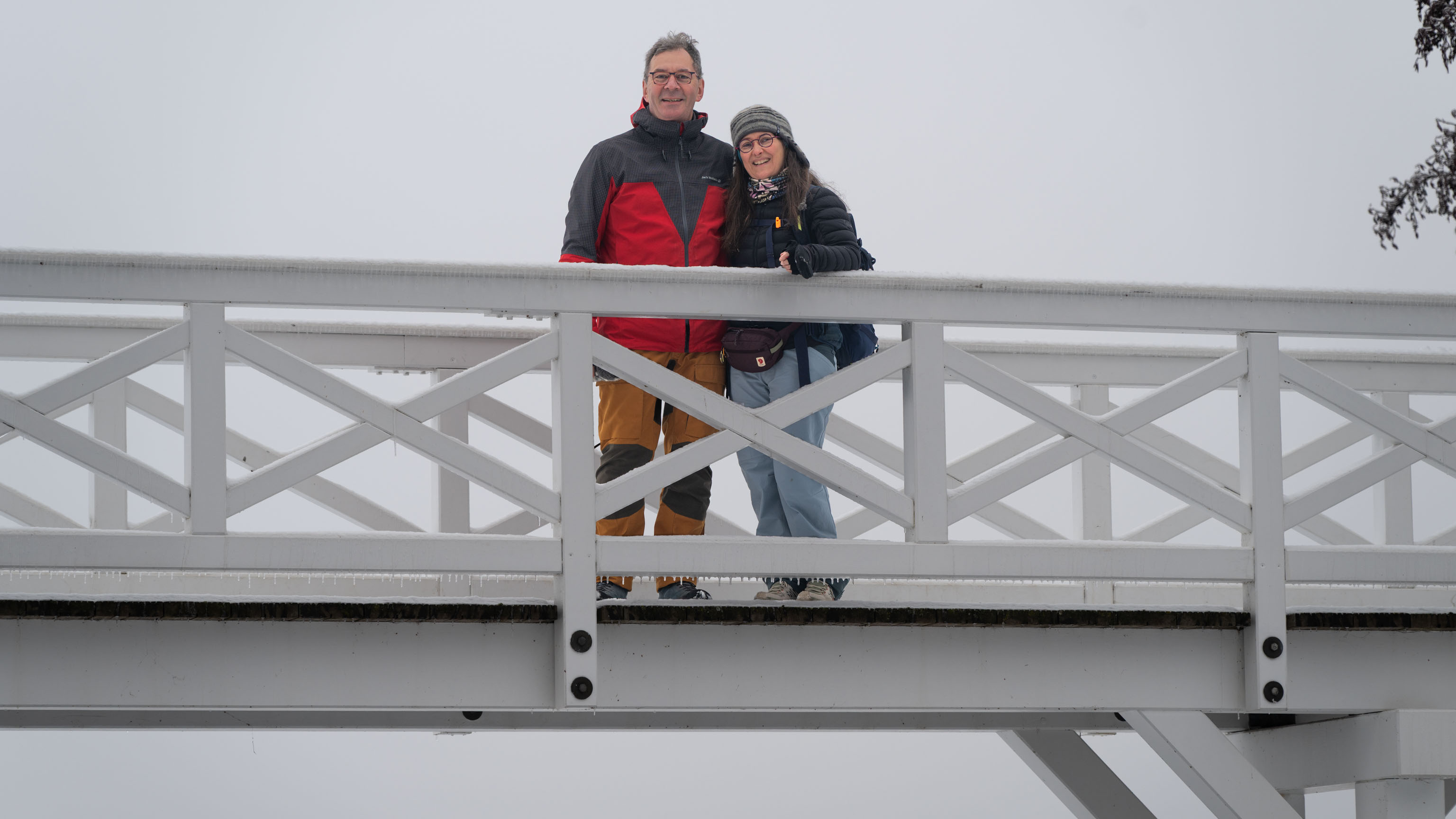 wir beide auf einer hölzernen Fußgängerbrücke in Neustrelitz