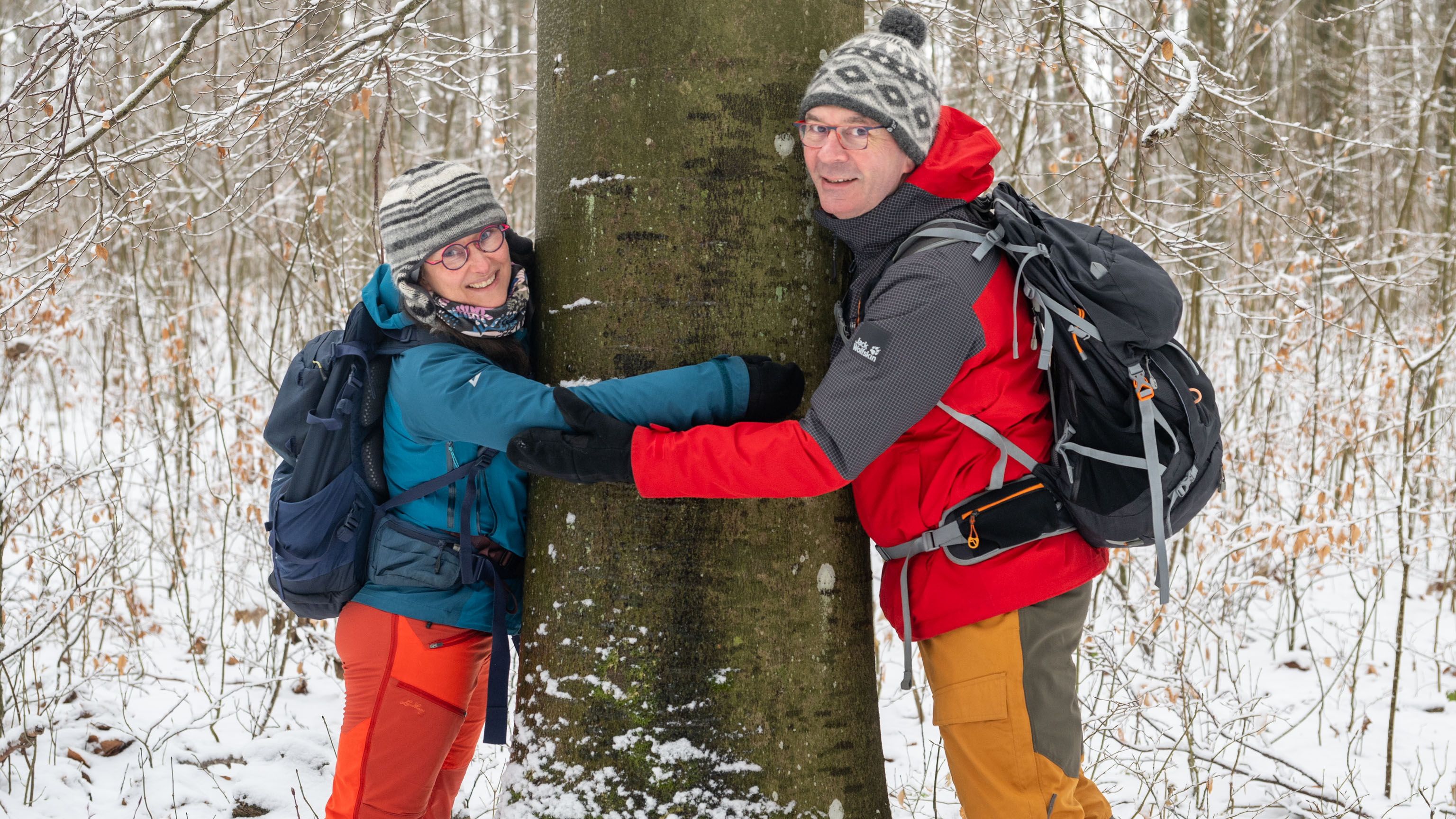 wir beide umarmen einen Baum