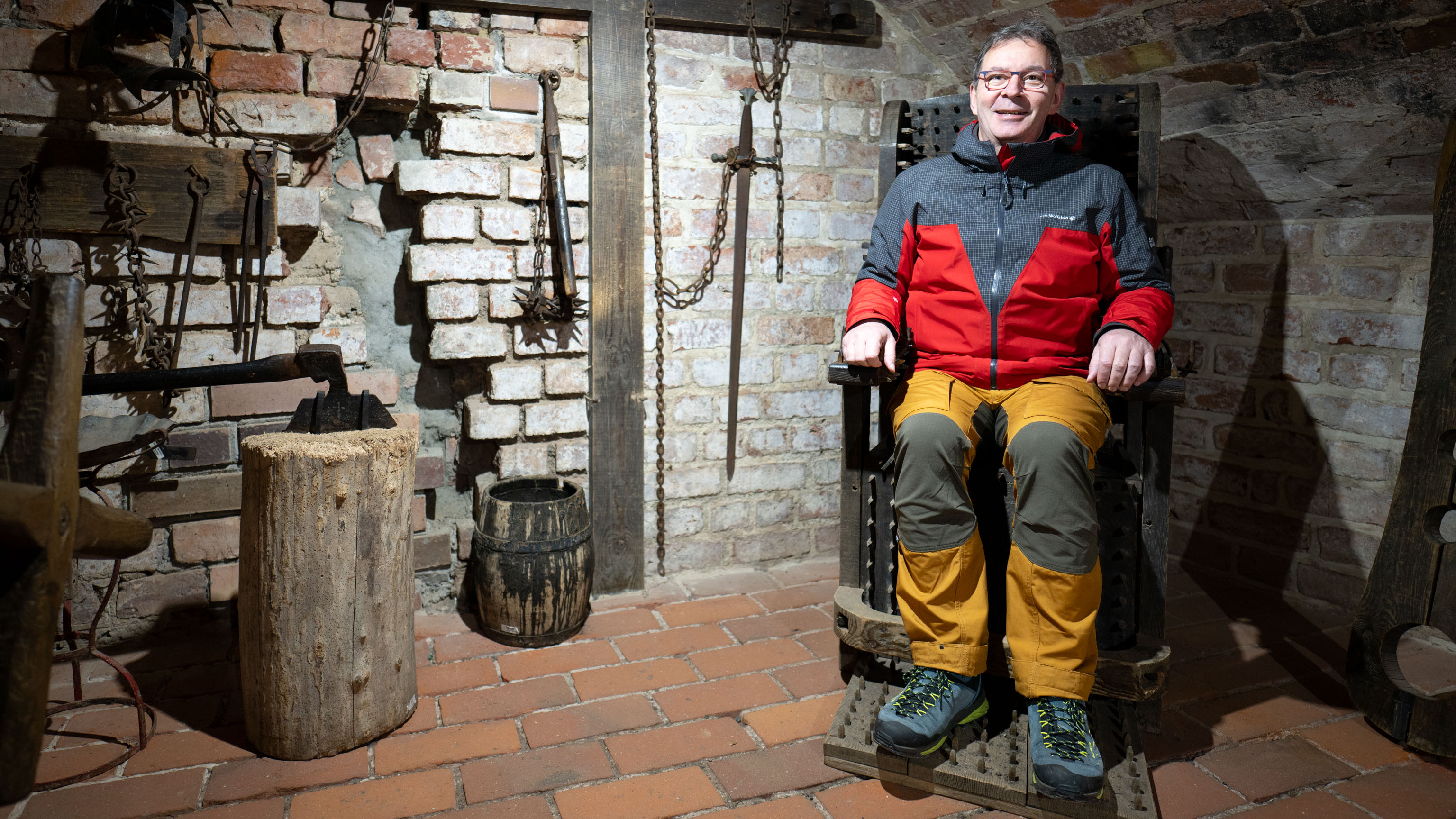 Thomas auf einem Folterstuhl im Folterkeller der Penzliner Burg