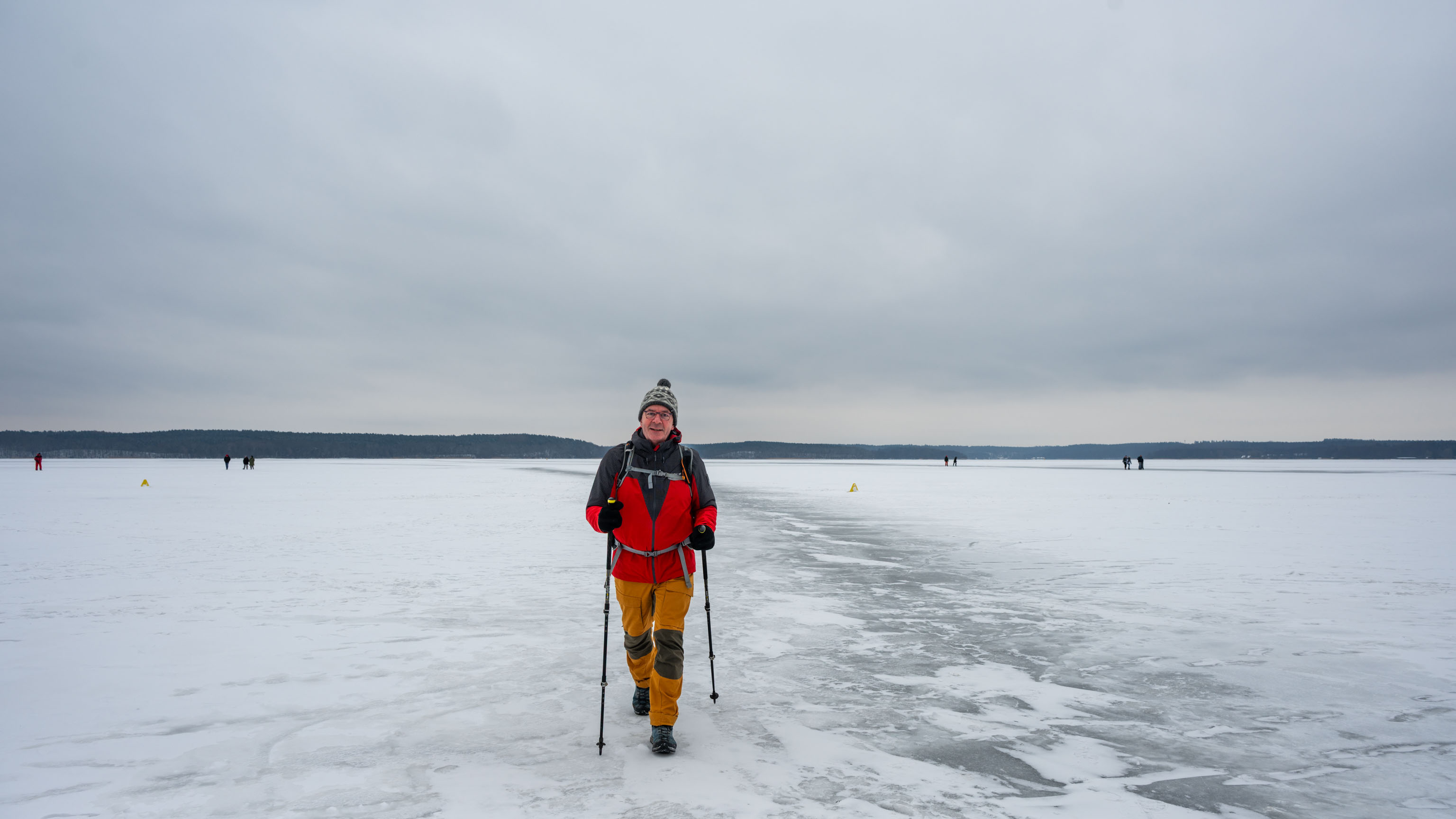 Thomas wandert auf dem zugefrorenen Plauer See
