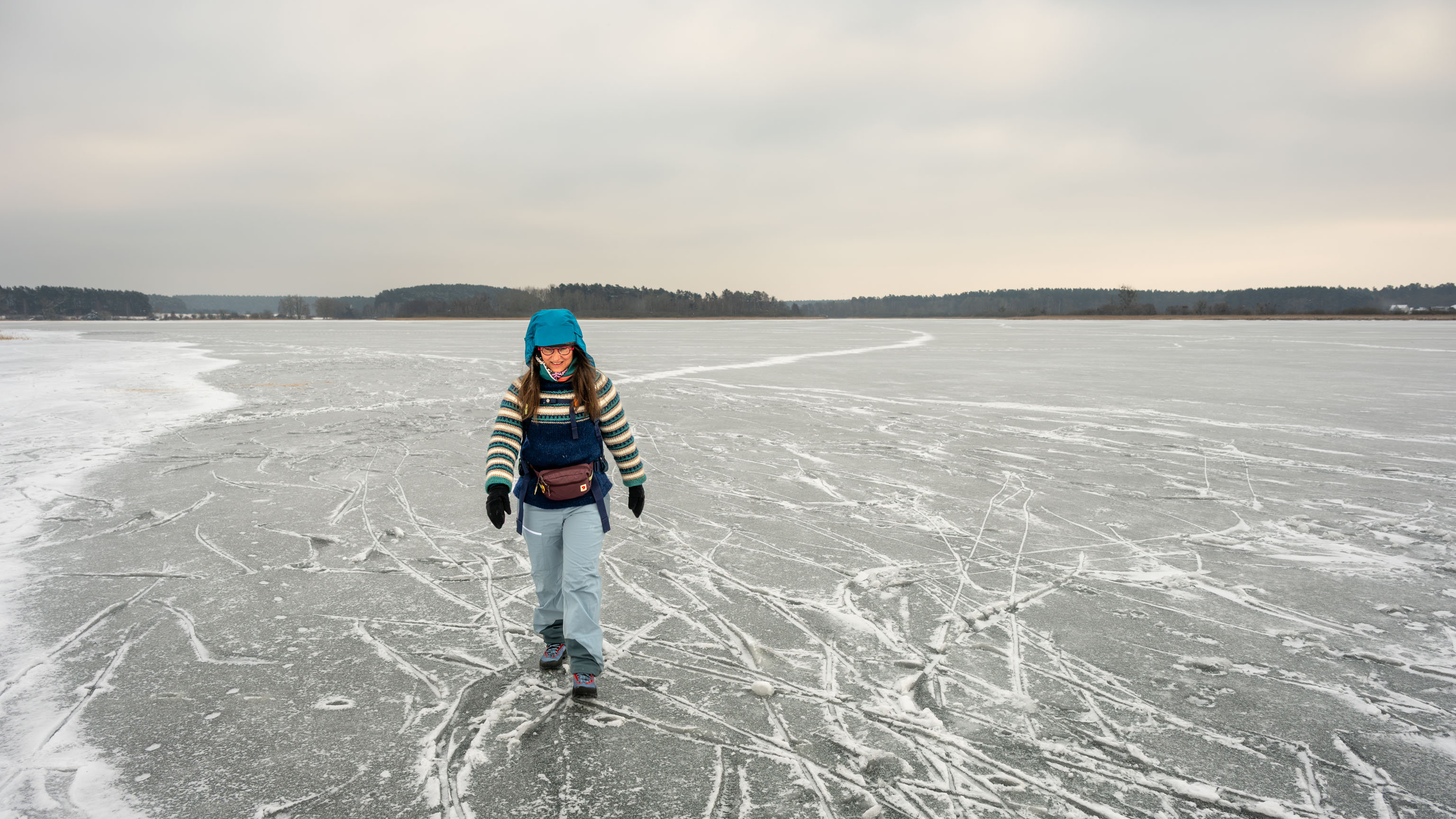 Maria wandert auf der zugefrorenen Freisneck