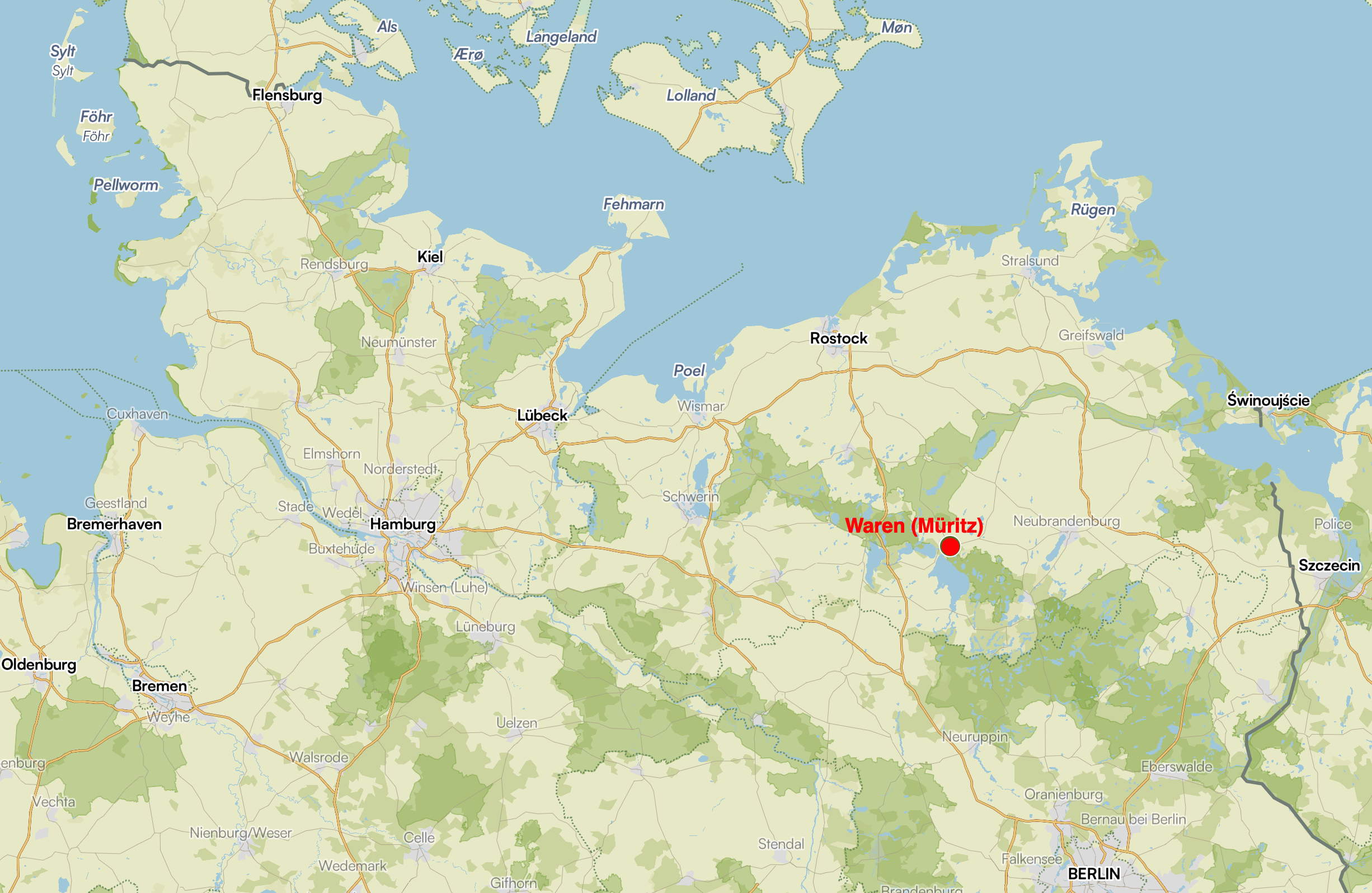 Landkarte von Norddeutschland von Sylt im Westen bis zur polnischen Grenze im Osten und von der dänischen Grenze im Norden bis Berlin im Süden – halbwegs in der Mitte in Nord-Süd-Richtung und zwei Drittel im Osten in West-Ost-Richtung liegt Waren (Müritz)