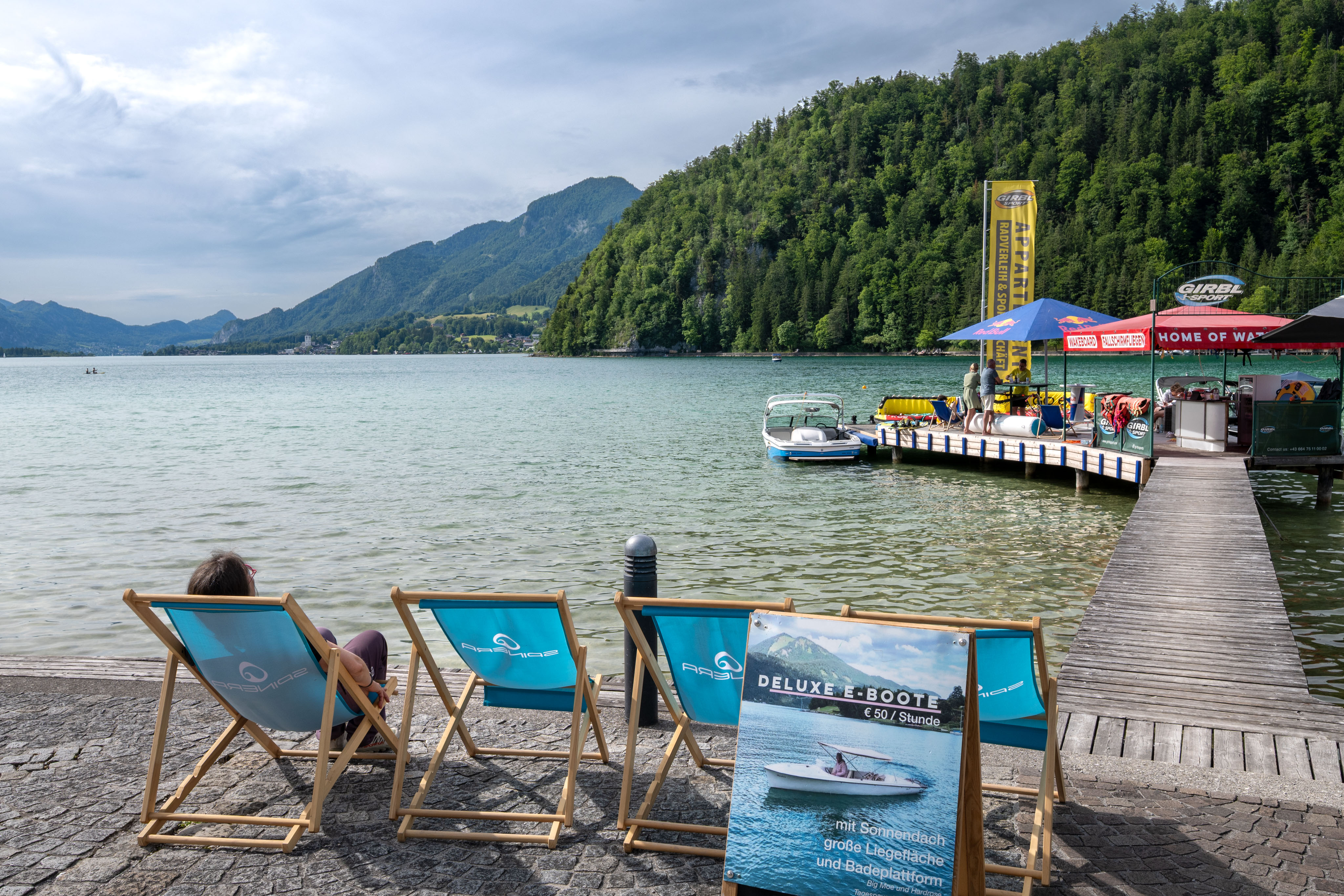 Mia genießt die Sonne über dem und die Aussicht auf den Wolfgangsee