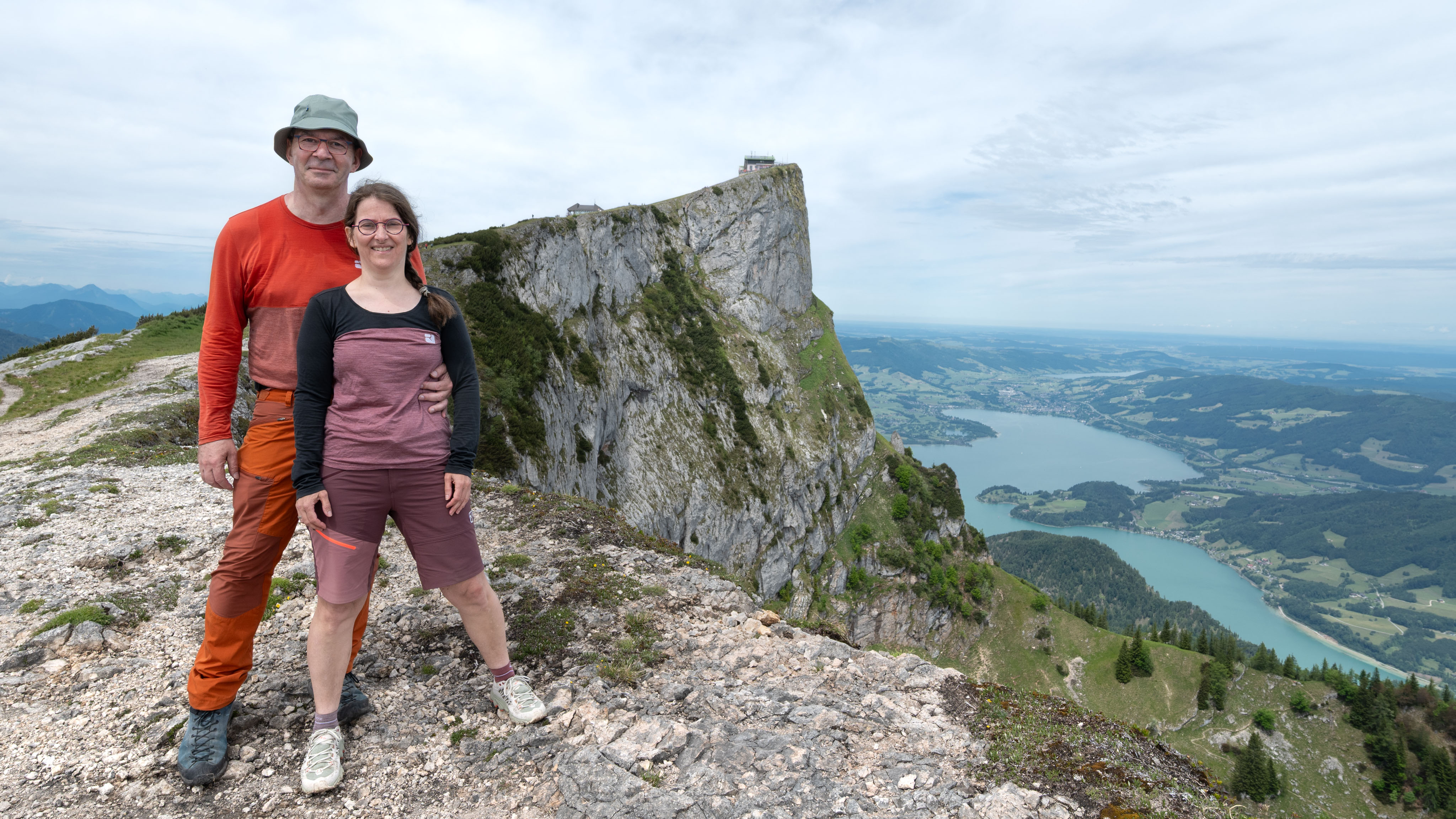 Selfie vor dem imposanten Profil des Schafbergs